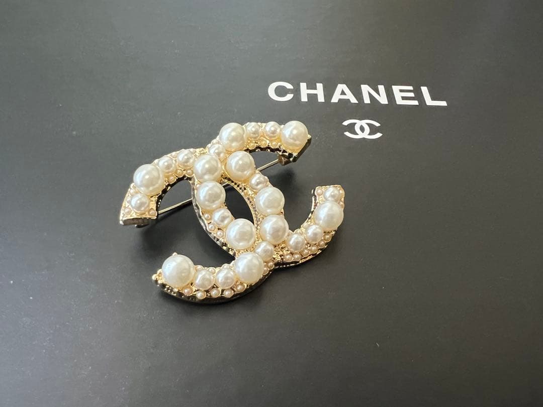 CCパール装飾ロゴブローチ