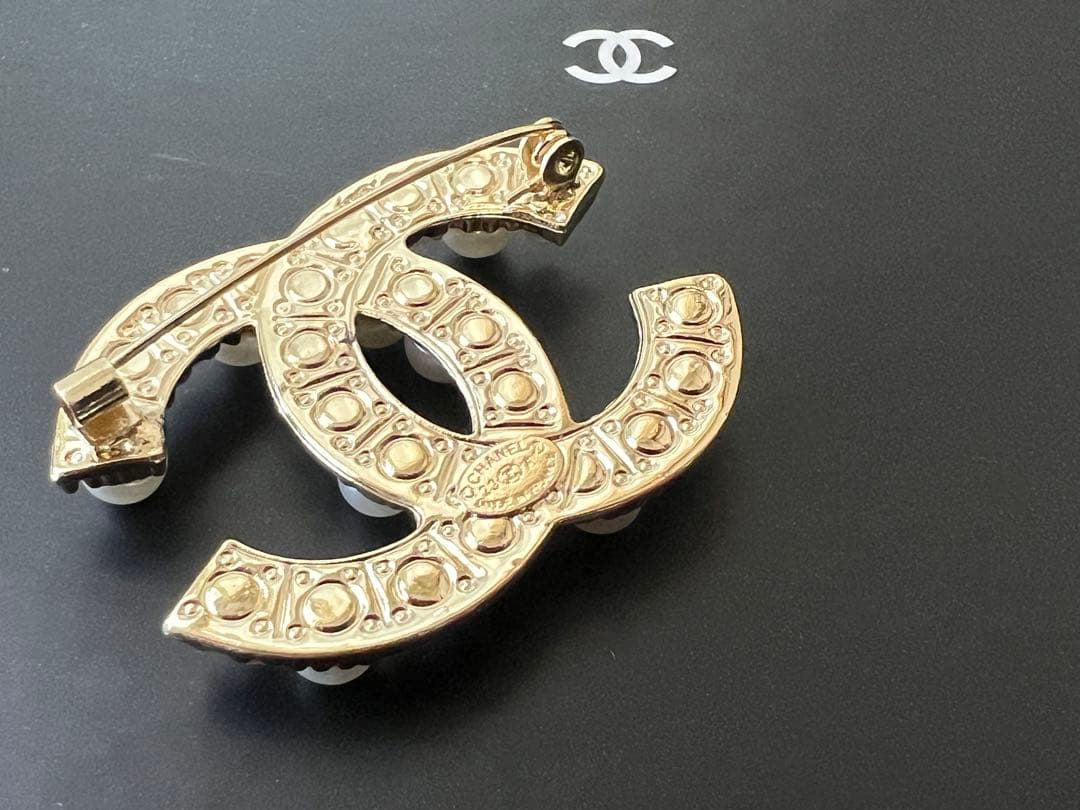 CCパール装飾ロゴブローチ