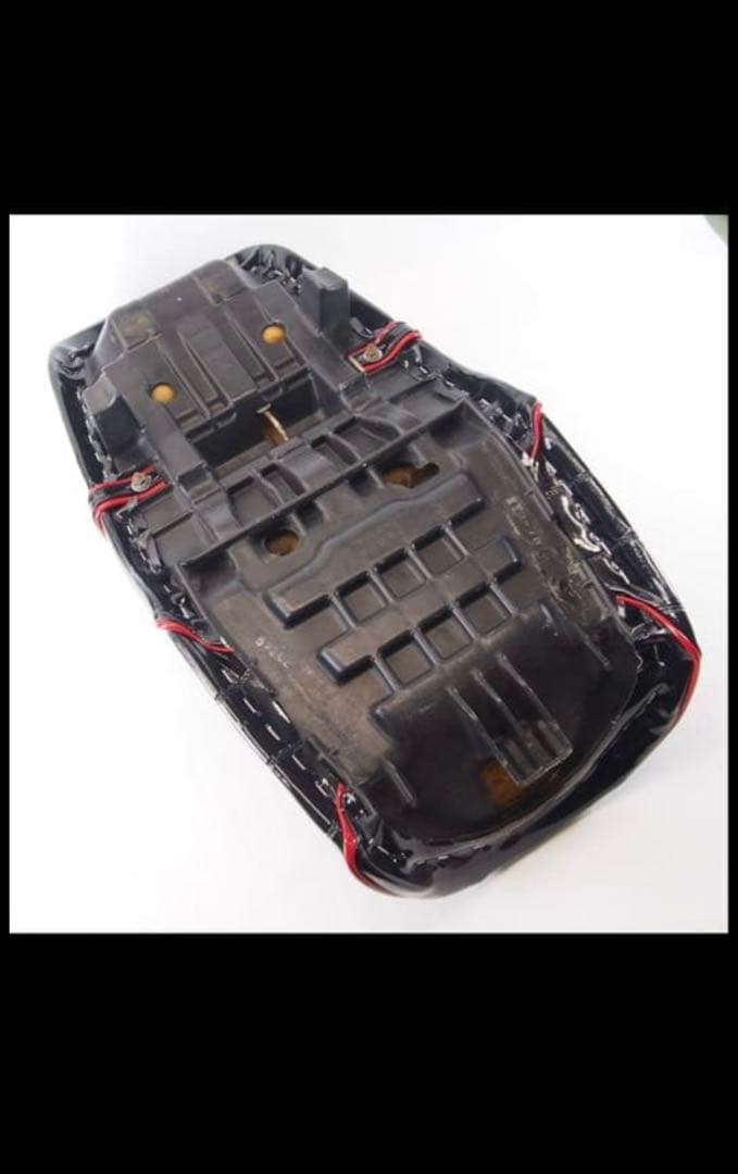 CB400SF NC31 前期用 チョビ三段シート 黒エナメル 赤パイピング