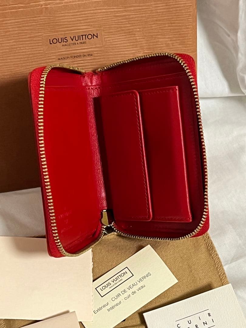 Louis Vuitton 赤 レザー エナメル 二つ折り財布