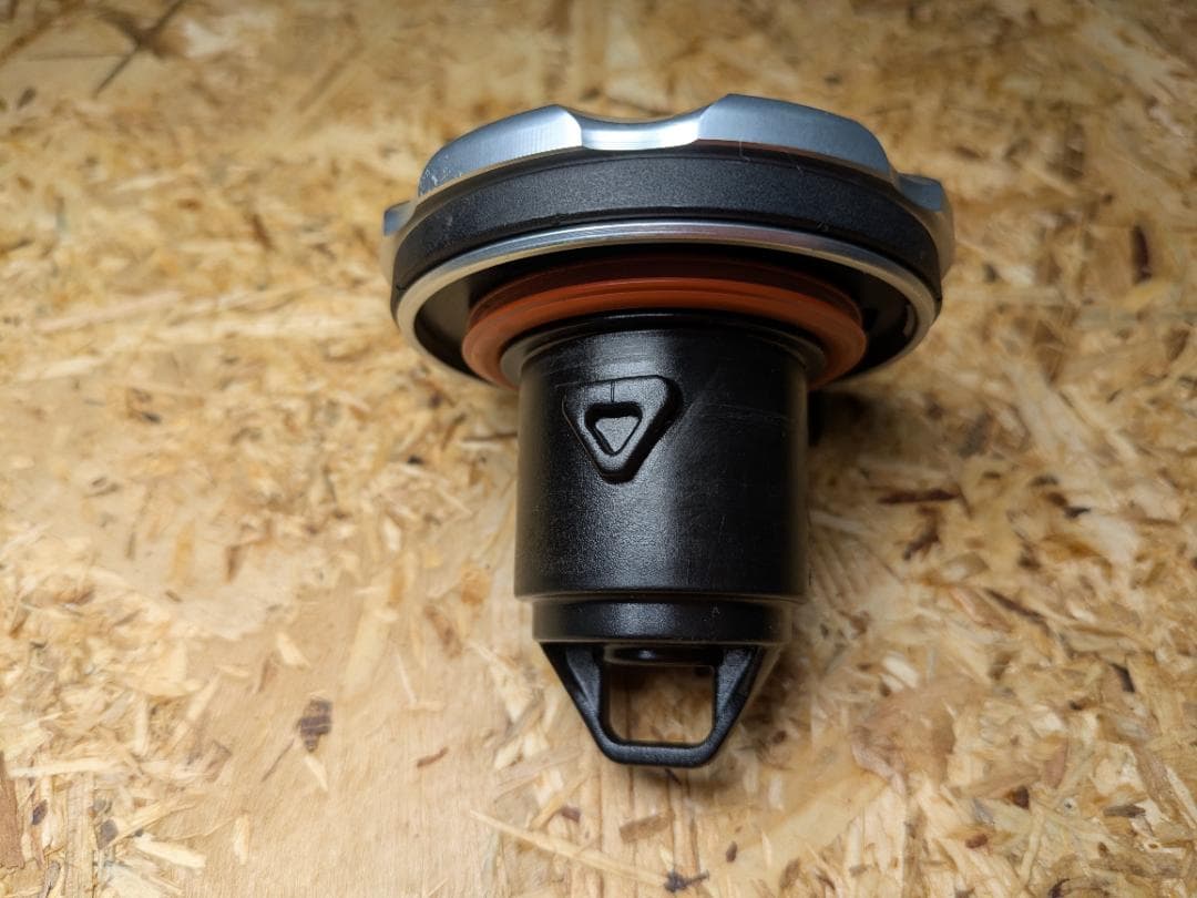 ABARTH 595 フューエルキャップ