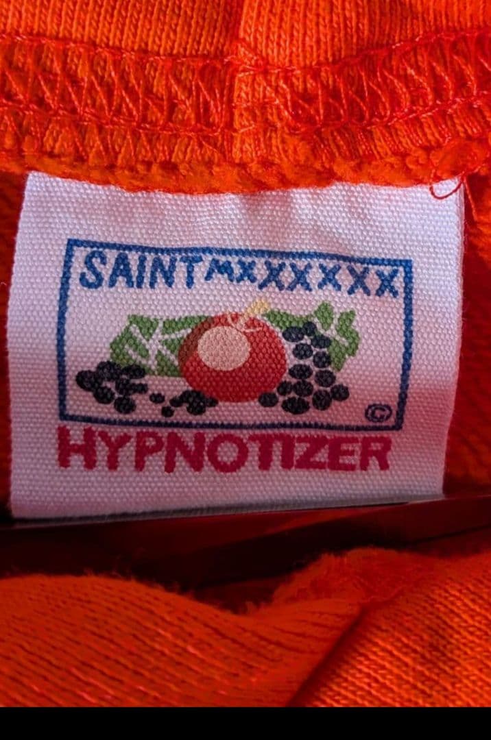 SAINT××××××オレンジ　パーカー。