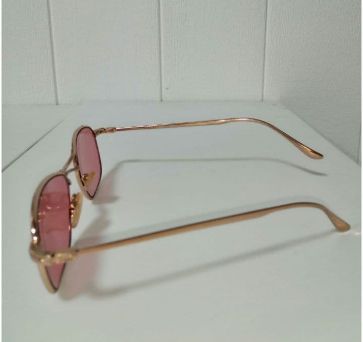 GUCCI メタルフレーム レッド レンズ のサングラス グッチ