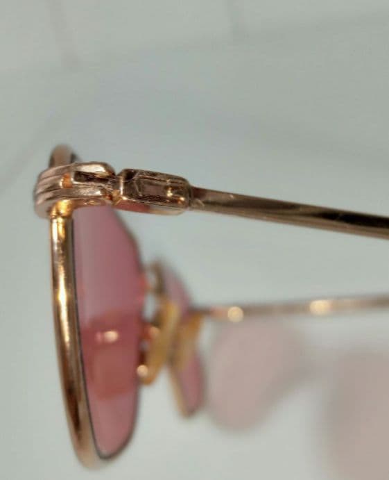 GUCCI メタルフレーム レッド レンズ のサングラス グッチ