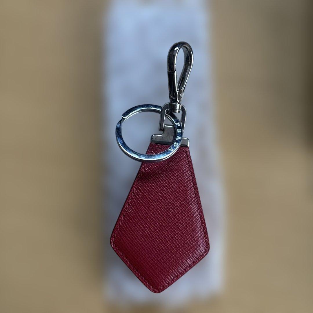 PRADA トライアングルキーリングサファイアーノレッド