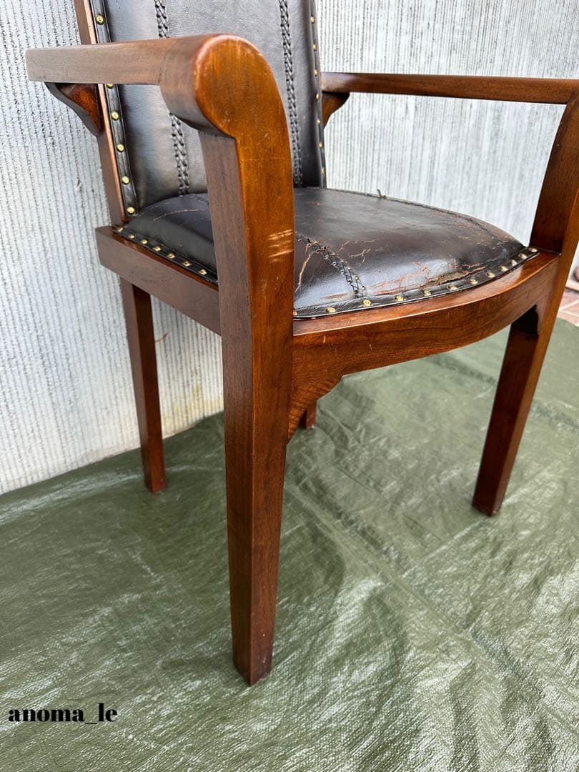 【アームチェア】木製　革張り　鋲打ち　堅牢なラウンジチェア　ヴィンテージ◎