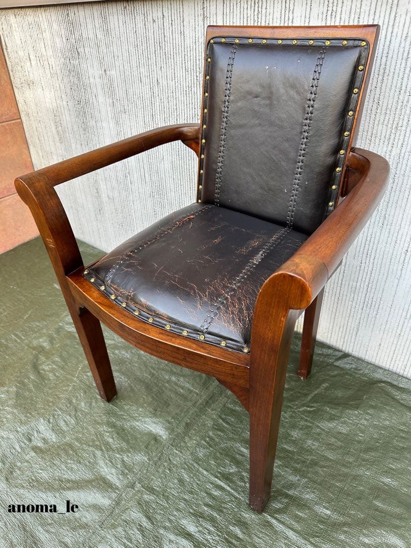 【アームチェア】木製　革張り　鋲打ち　堅牢なラウンジチェア　ヴィンテージ◎