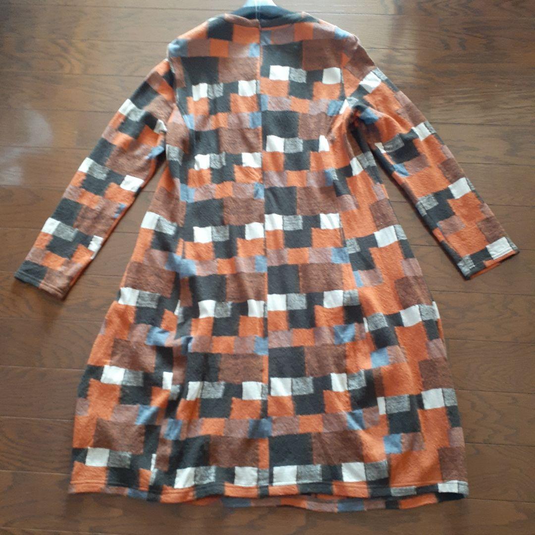 センソユニコ　オレンジ・黒・白のパターン長袖ワンピース