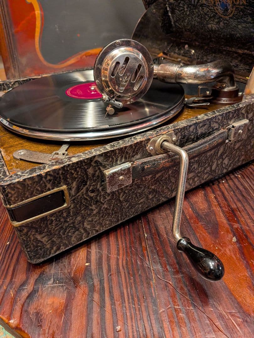 B*A様 パラゴン (Paragon) のポータブル蓄音機です。﻿