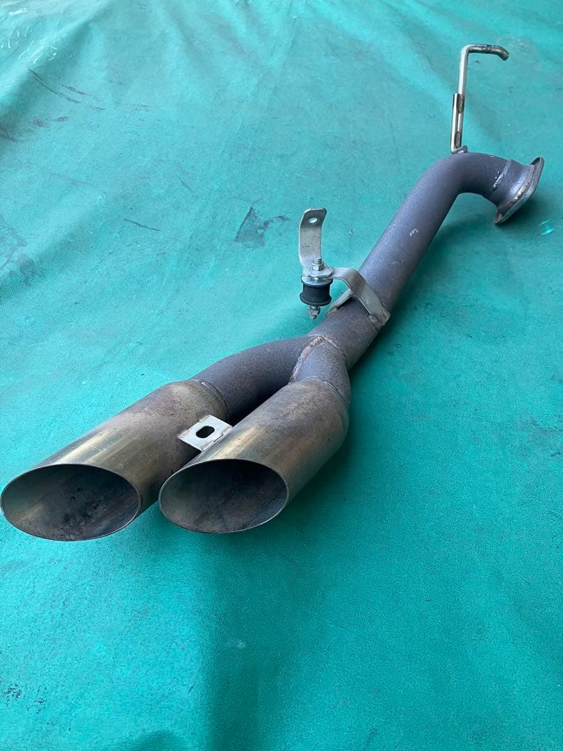 200系ハイエース4型ディーゼルサイド出しデュアルマフラー。