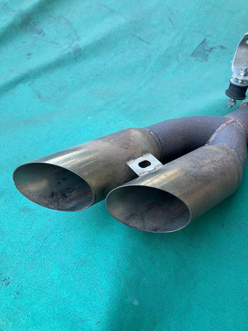 200系ハイエース4型ディーゼルサイド出しデュアルマフラー。