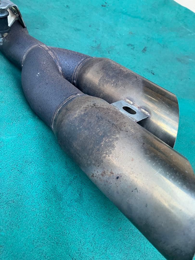 200系ハイエース4型ディーゼルサイド出しデュアルマフラー。