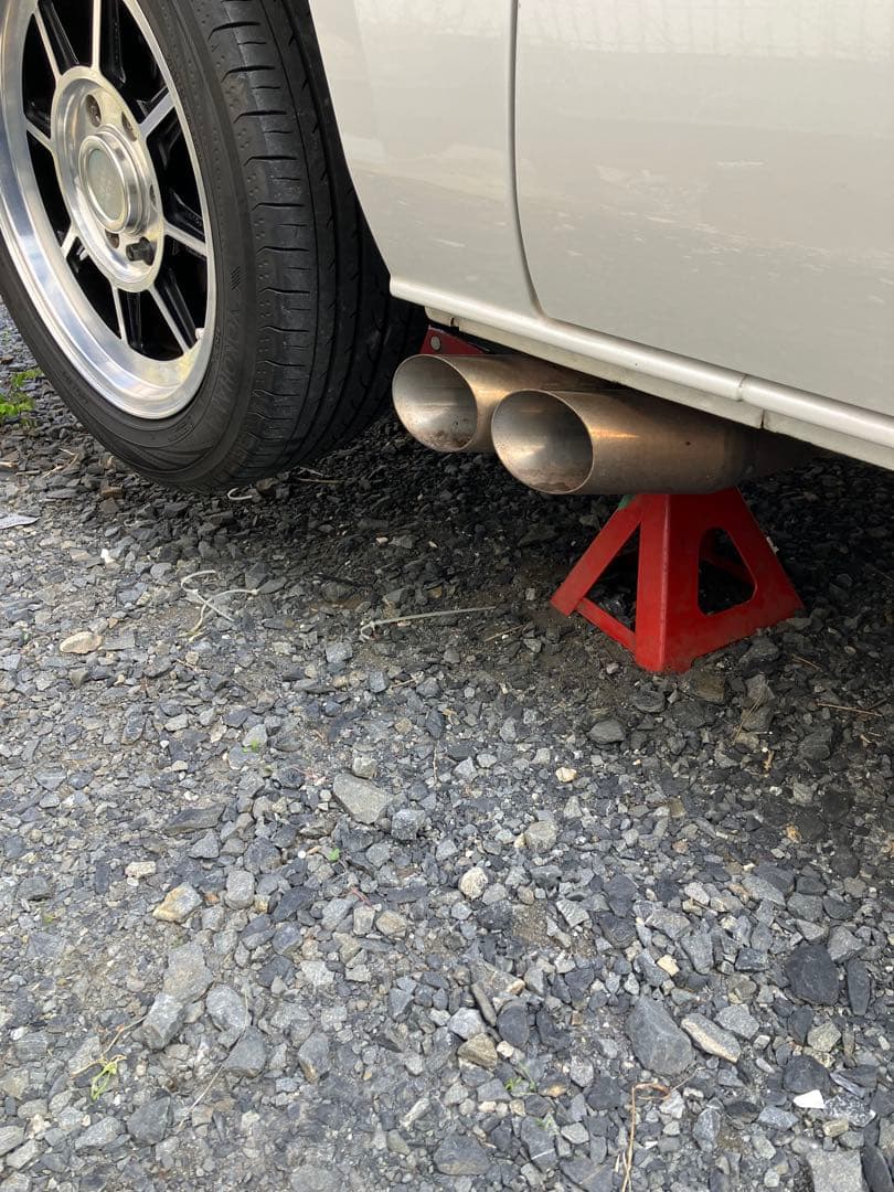 200系ハイエース4型ディーゼルサイド出しデュアルマフラー。