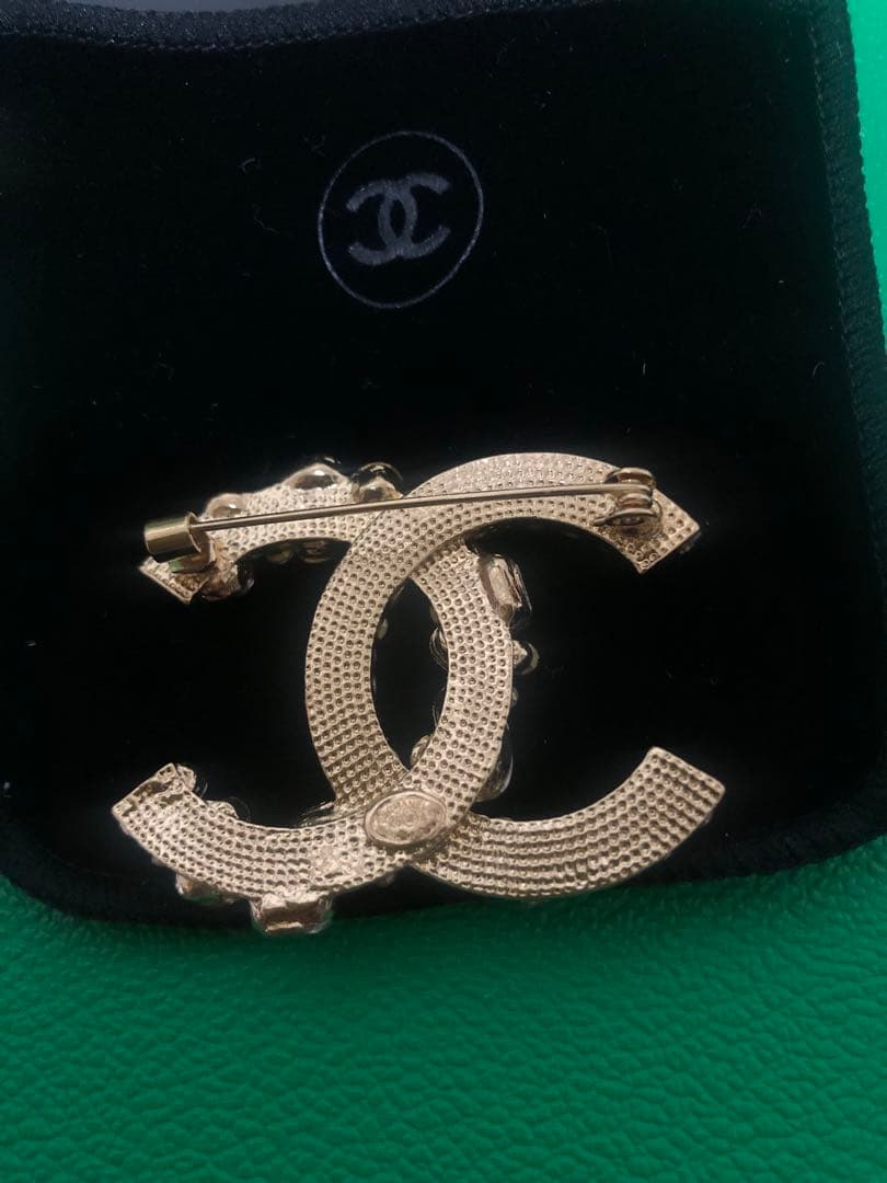 【新品・未使用】 CCロゴ ブローチ マルチカラー 　 希少カラー