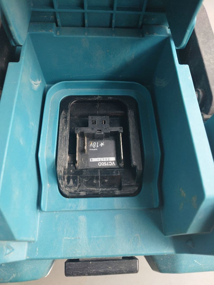 Makita　業務用充電式集じん機　VC750D 18V