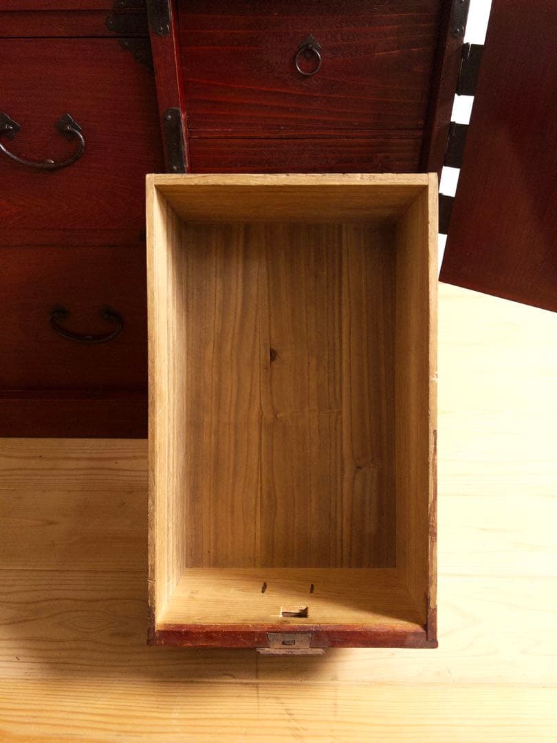 和箪笥　漆薄塗り紅　大ぶり　4段　無垢　収納棚　古道具　古家具　アンティーク