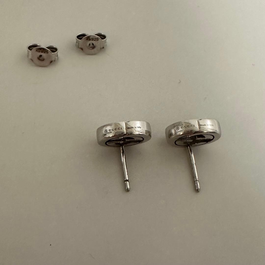 【片方購入歓迎】GUCCI シルバー スタッドピアス ロゴ入り