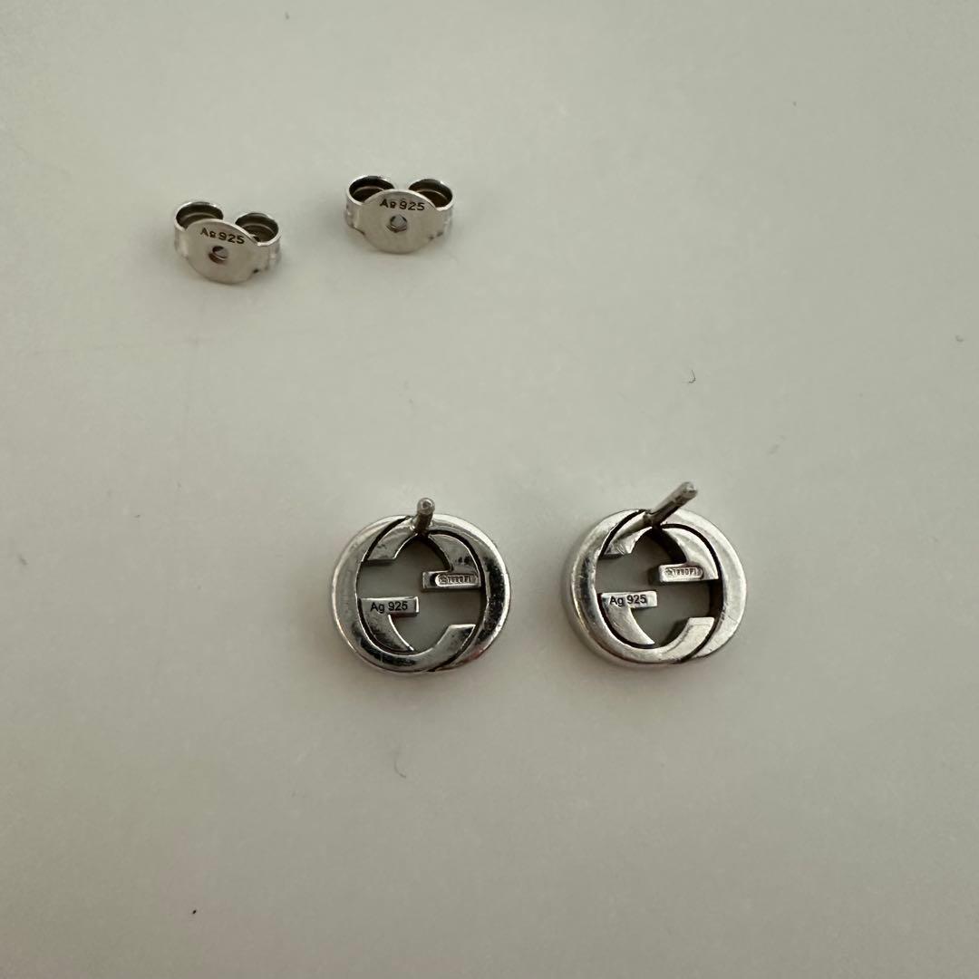 【片方購入歓迎】GUCCI シルバー スタッドピアス ロゴ入り