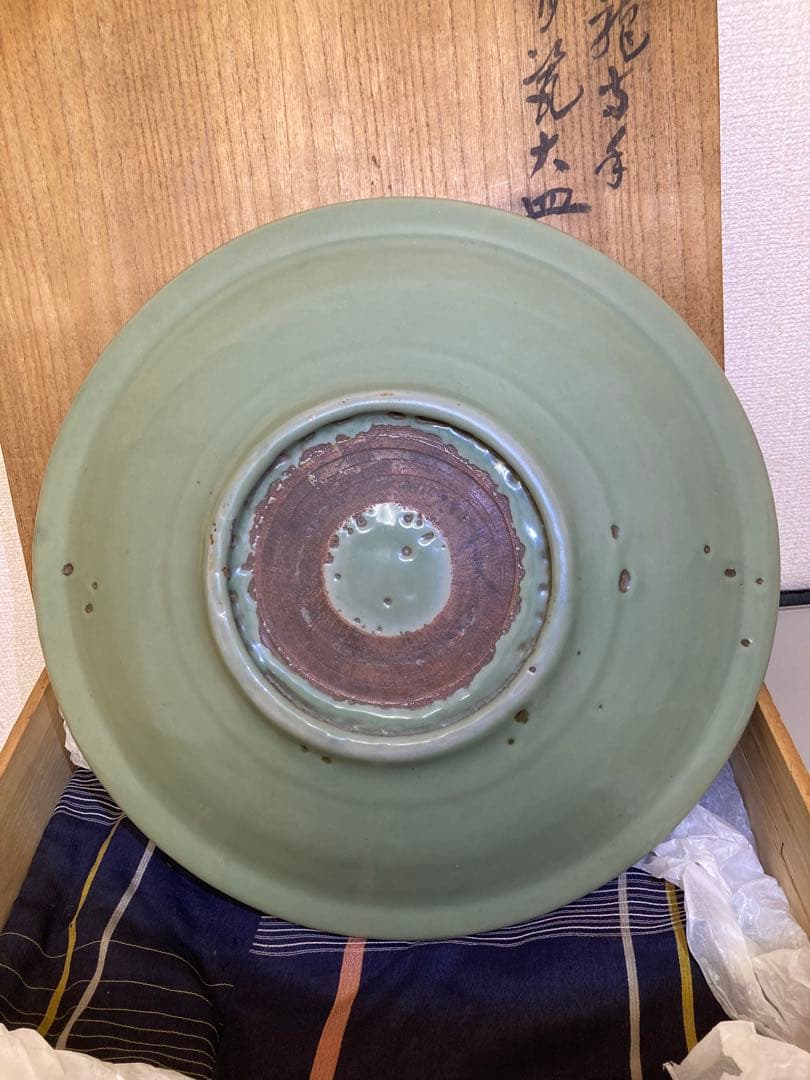 明時代　龍泉窯青磁大皿　箱付き