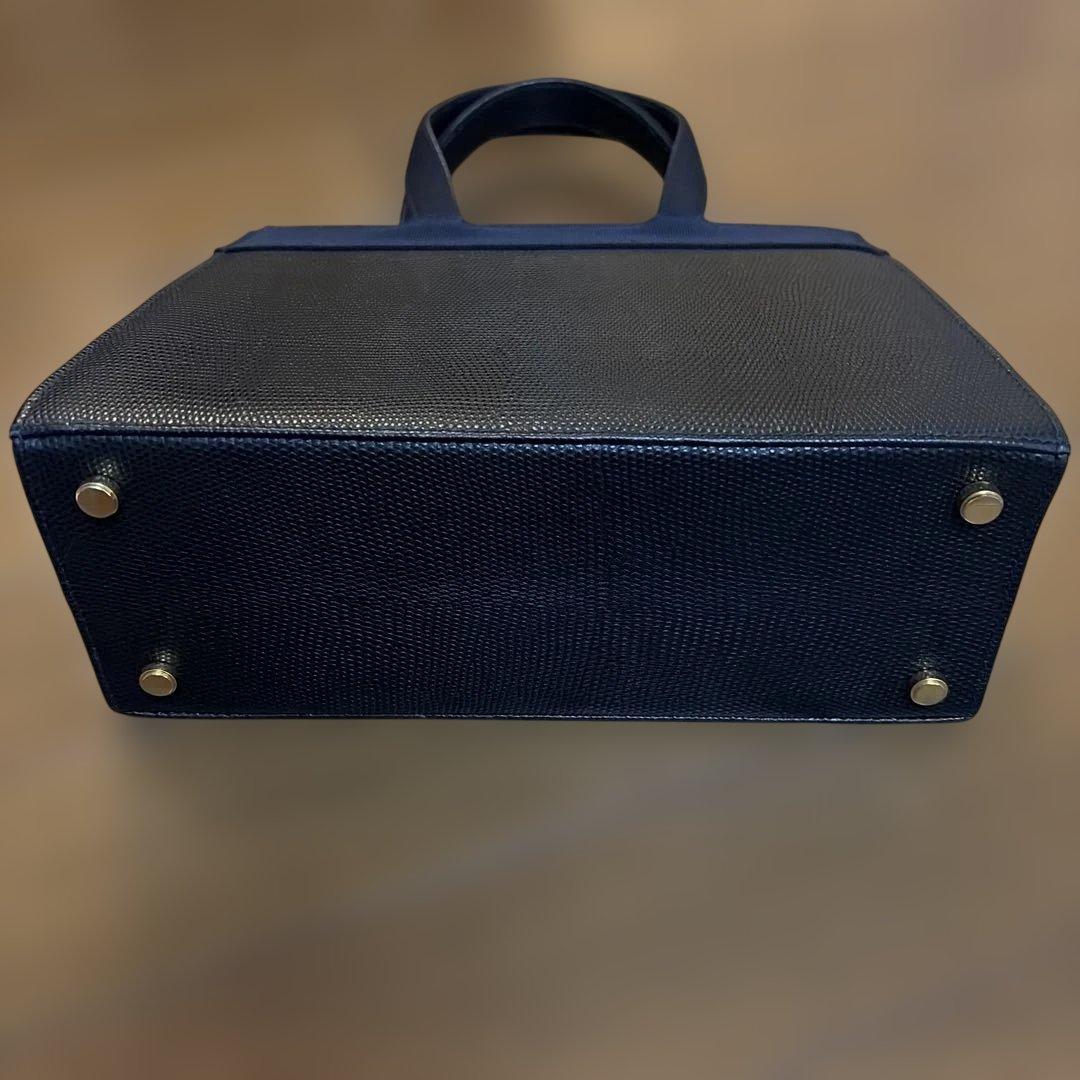 サルヴァトーレフェラガモ ヴァラリボン　レザーハンドバッグ