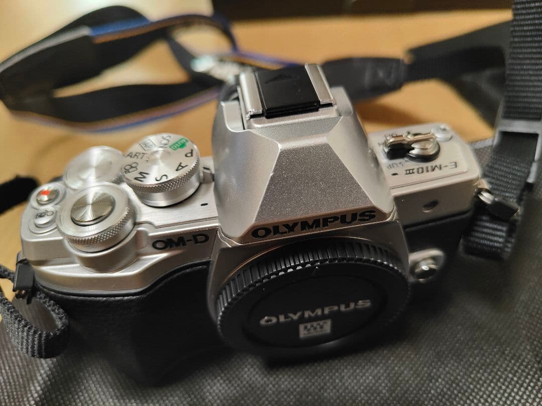 OLYMPUS E-M10 Mark III EZダブルズームキット