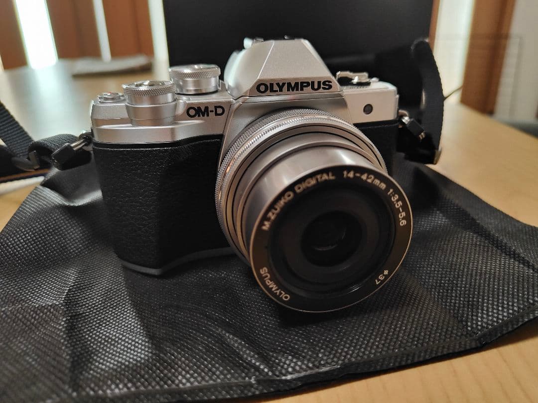 OLYMPUS E-M10 Mark III EZダブルズームキット