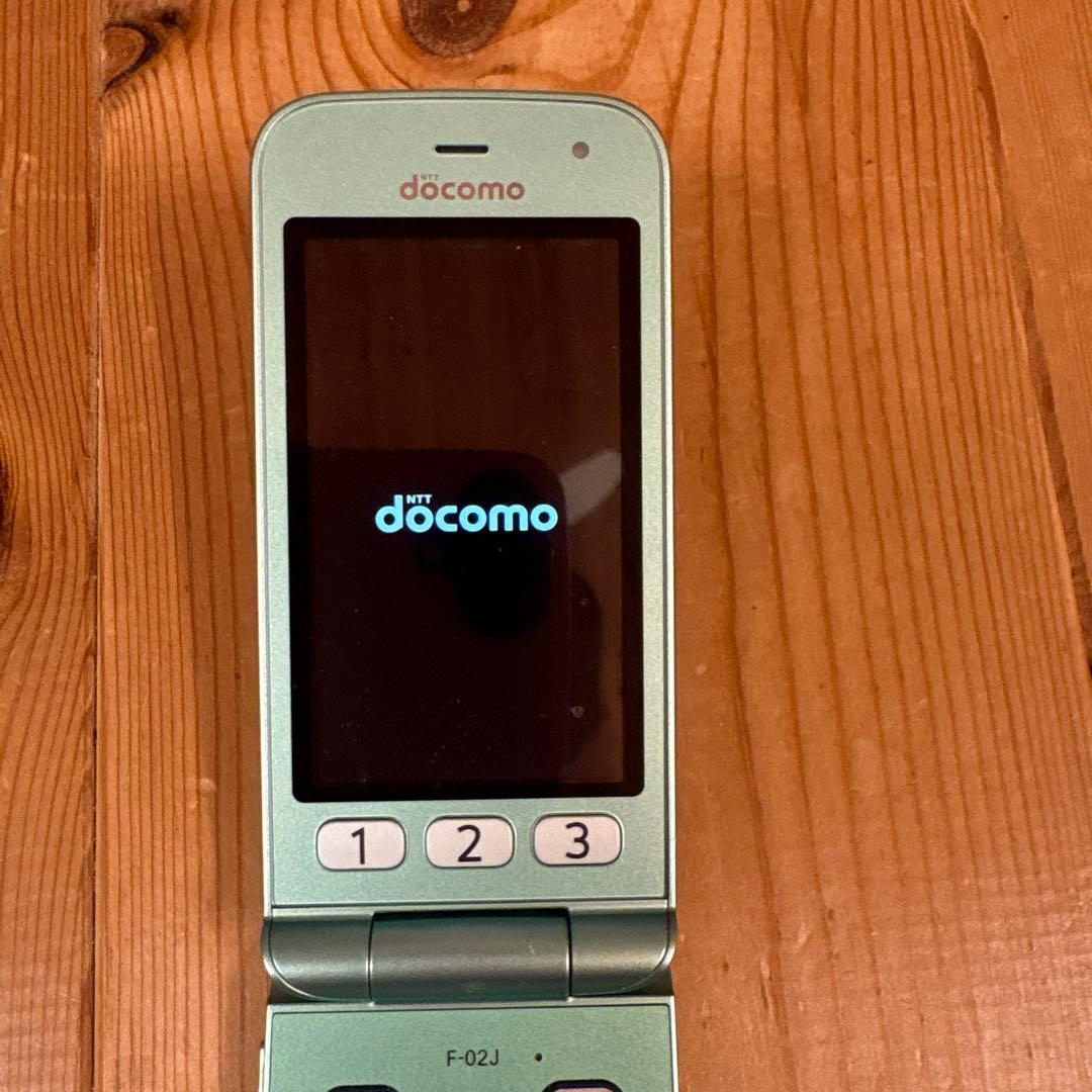 らくらくホン　F02J ミントグリーン　SIMフリー