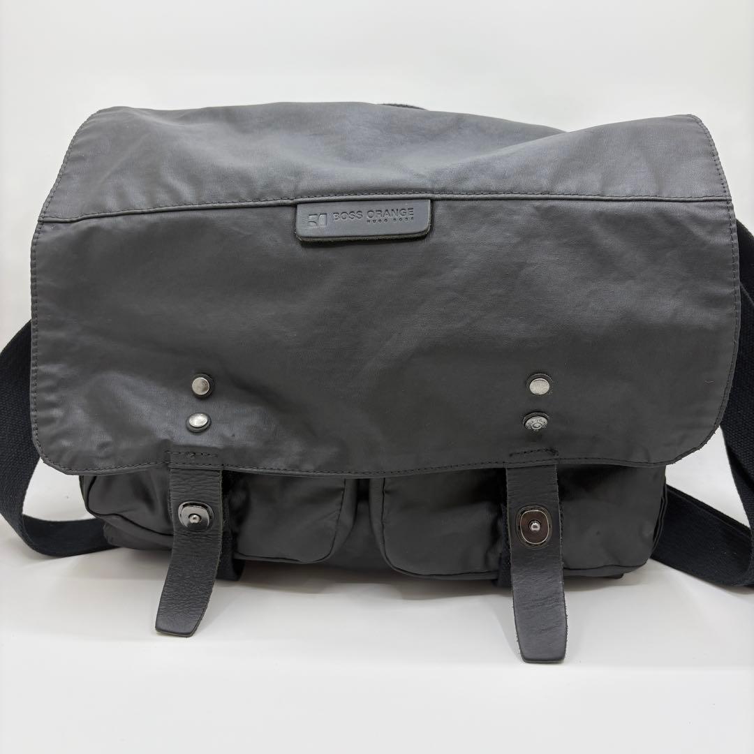 【美品/大容量】ヒューゴボスオレンジ　メッセンジャーバッグ　ブラック