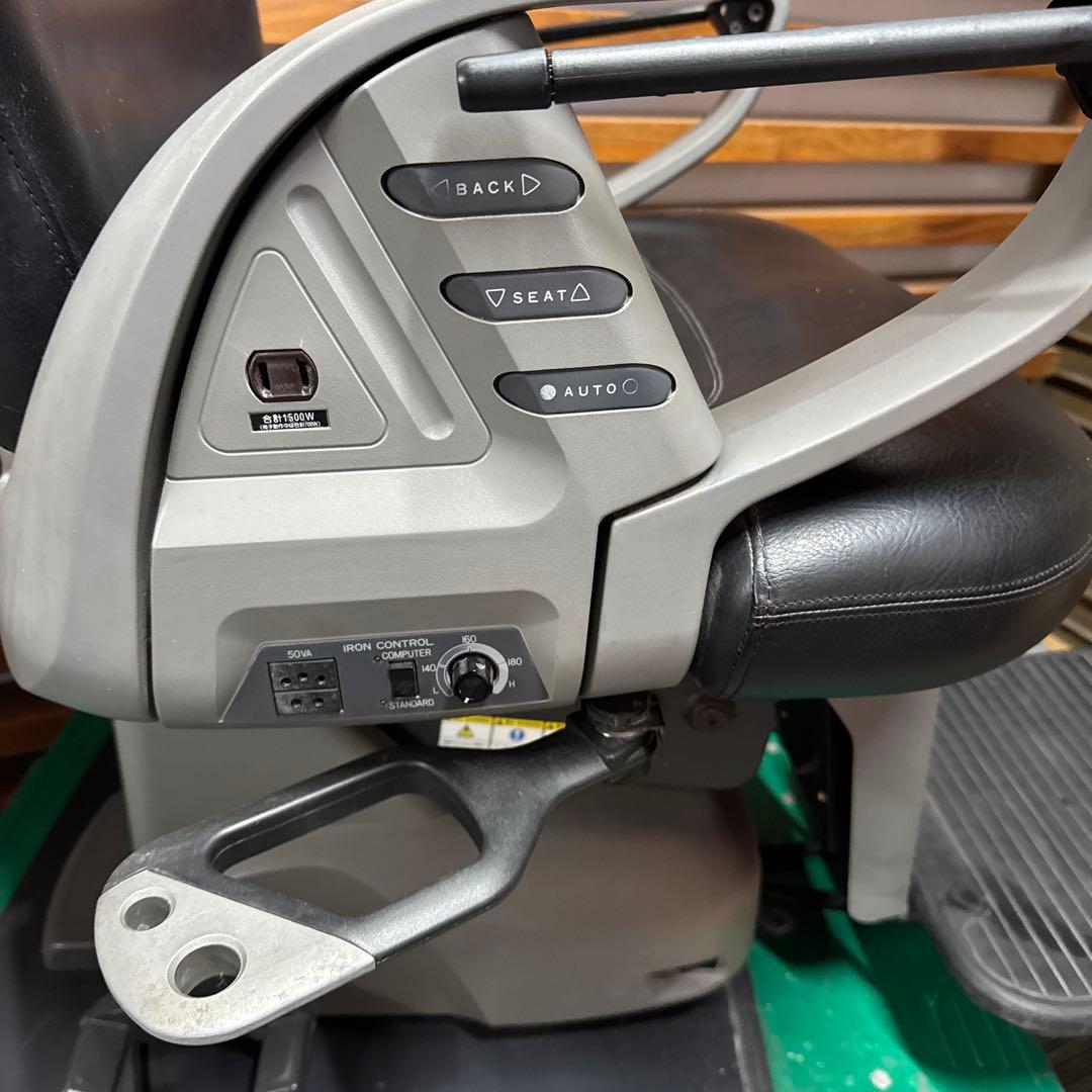 ◆2◆タカラベルモント、バーバー　電動カットチェア.一流ブランド