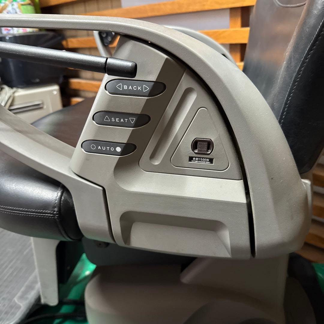 ◆2◆タカラベルモント、バーバー　電動カットチェア.一流ブランド