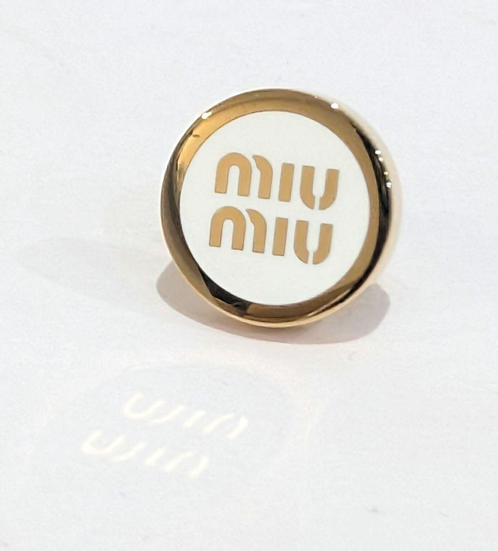 Miu Miu ミュウミュウ エナメル メタル ロゴ ブローチ﻿