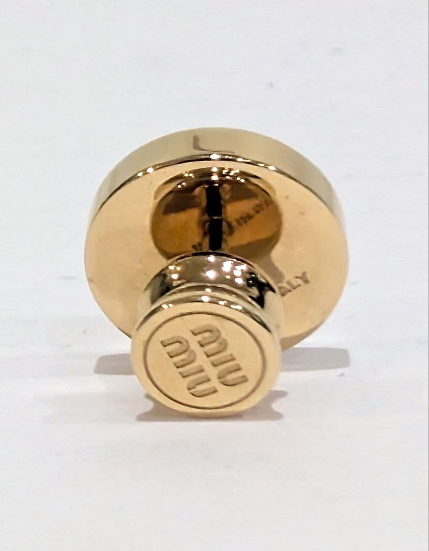 Miu Miu ミュウミュウ エナメル メタル ロゴ ブローチ﻿