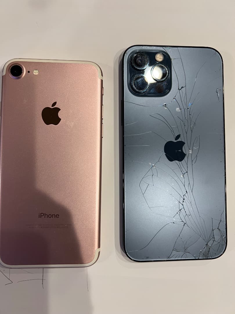 iPhone8とiPhone12 Pro