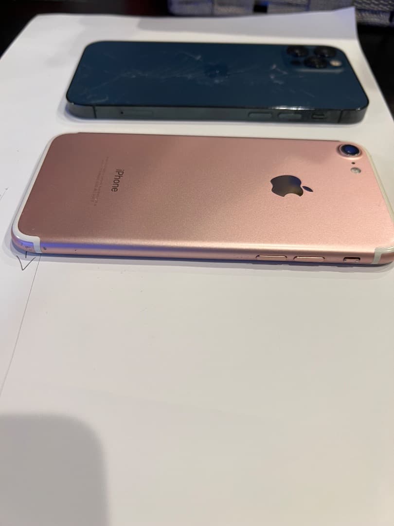 iPhone8とiPhone12 Pro