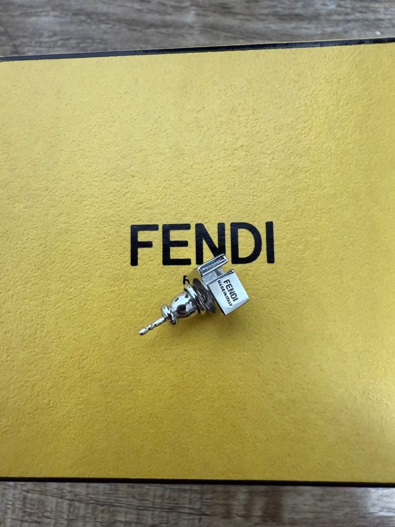 FENDI 四角形スタッドピアス シルバー