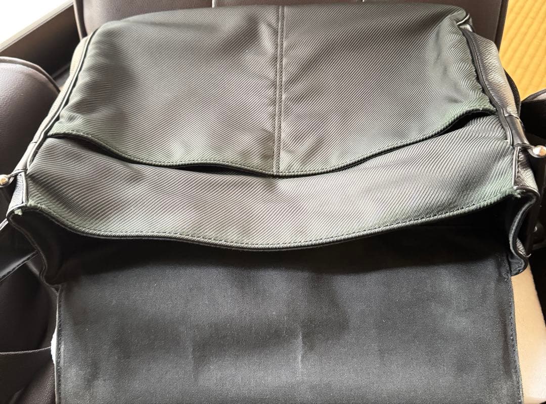 ルイヴィトン タイガ ヴィクトール メッセンジャーバッグ ショルダーバッグ