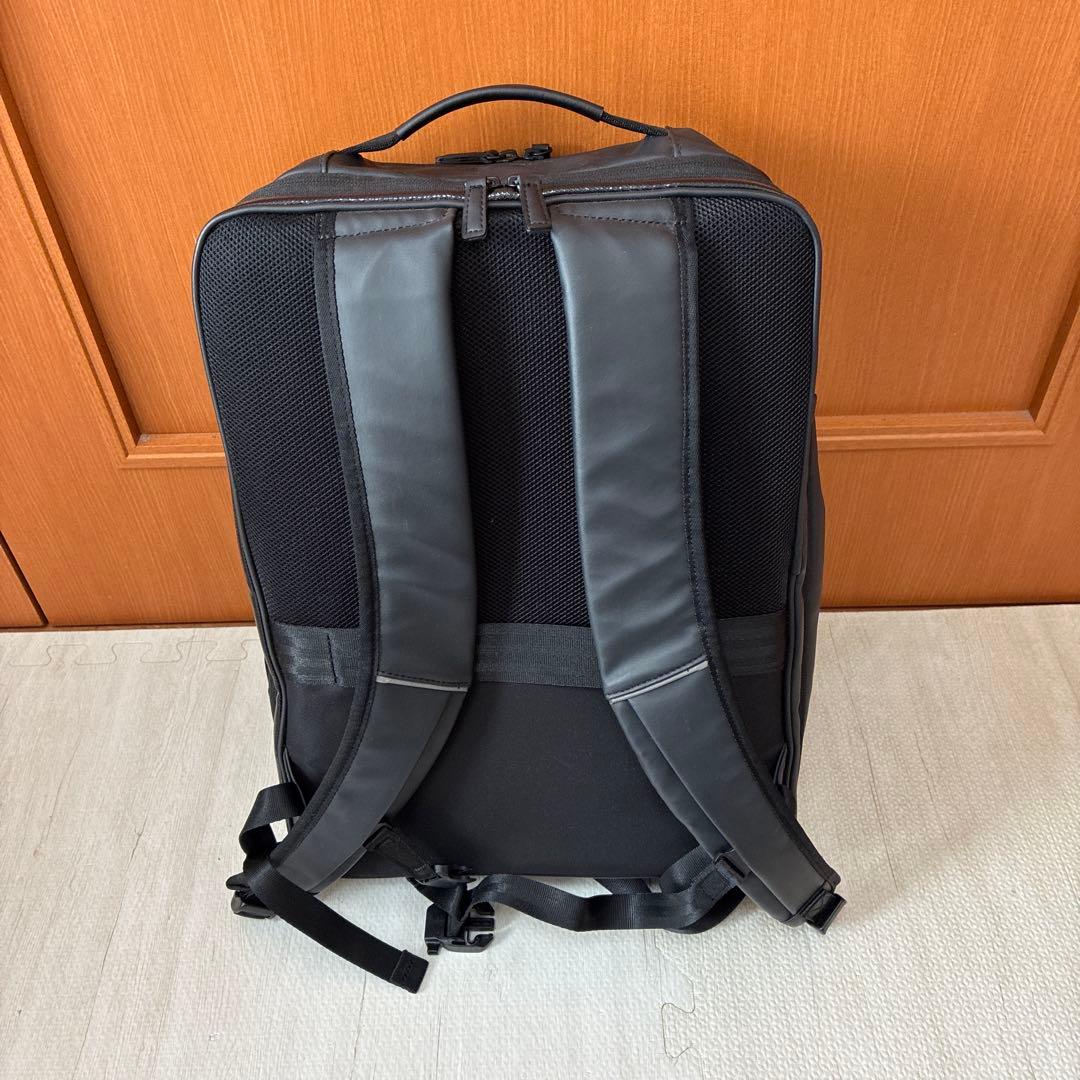 黒のビジネスバッグ 中型