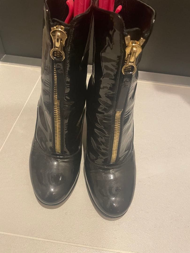 バレンティノ　エナメル黒 光沢 ジッパーショートブーツ
