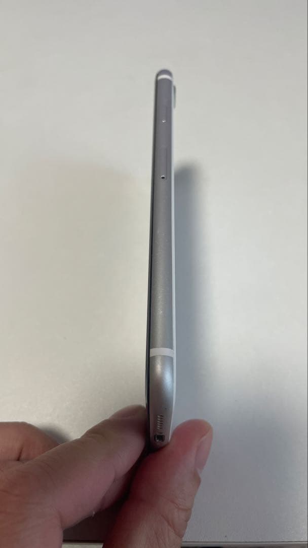 Apple iPhone se 第2世代　ホワイト 本体