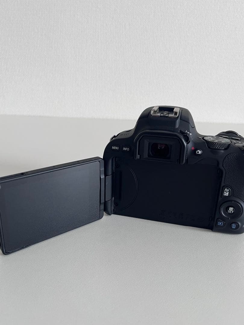 美品Canon EOS KISS X9デジタル一眼レフカメラ EF-Sレンズ付き