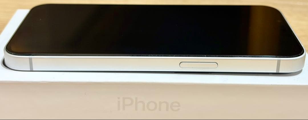 iPhone16e 128G ホワイト SIMフリー 傷なし 美品