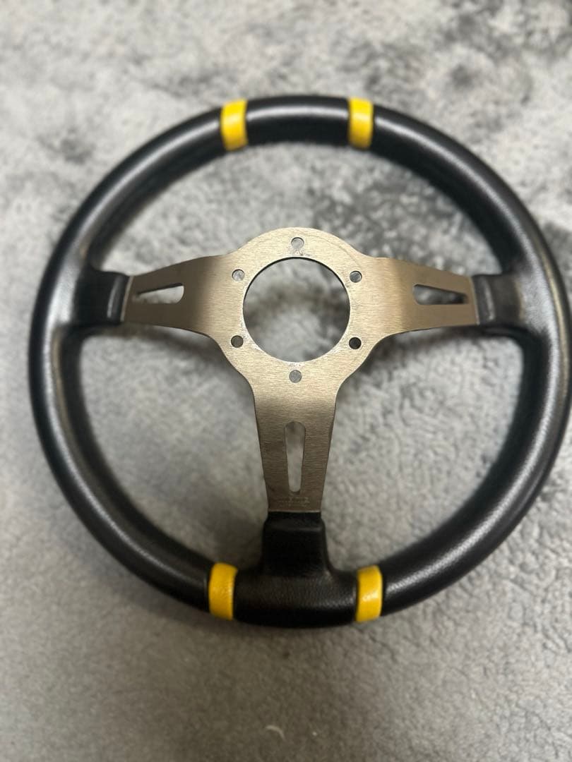 最終値下げ　MOMO ステアリング 3スポーク 黒/黄色