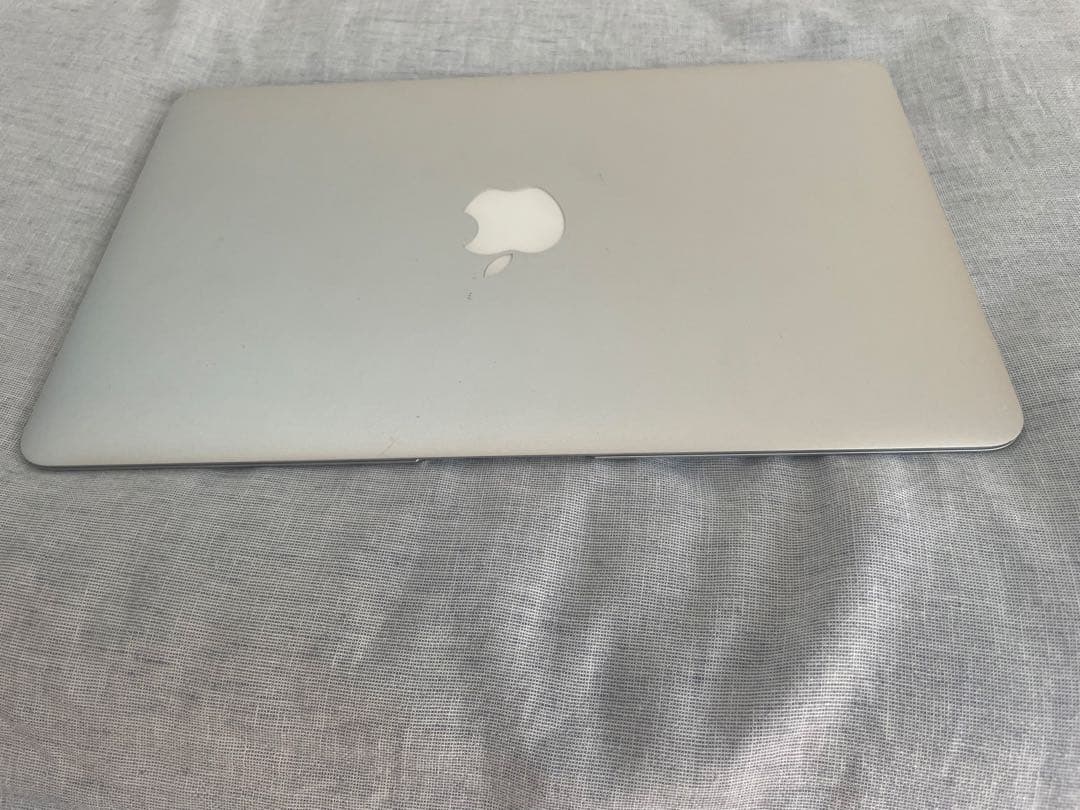 Apple MacBook air 11inch モデルA1465 シルバー