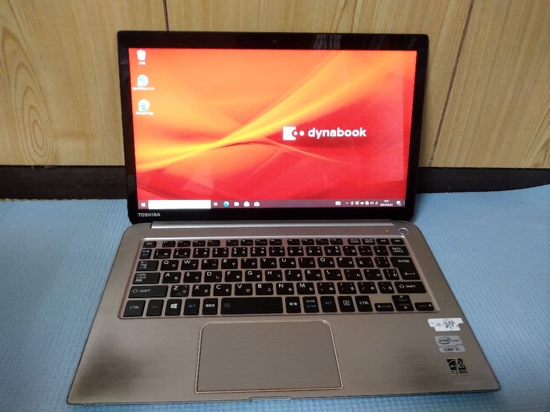 軽量薄型 東芝 KIRA V832 Core i5 8GB SSD256GB