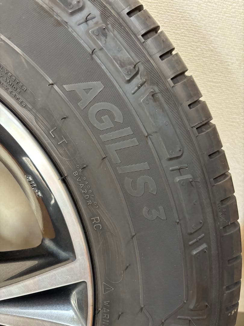 トヨタ　ハイエース　純正アルミ　ミシュランAGILIS3 ナット有り