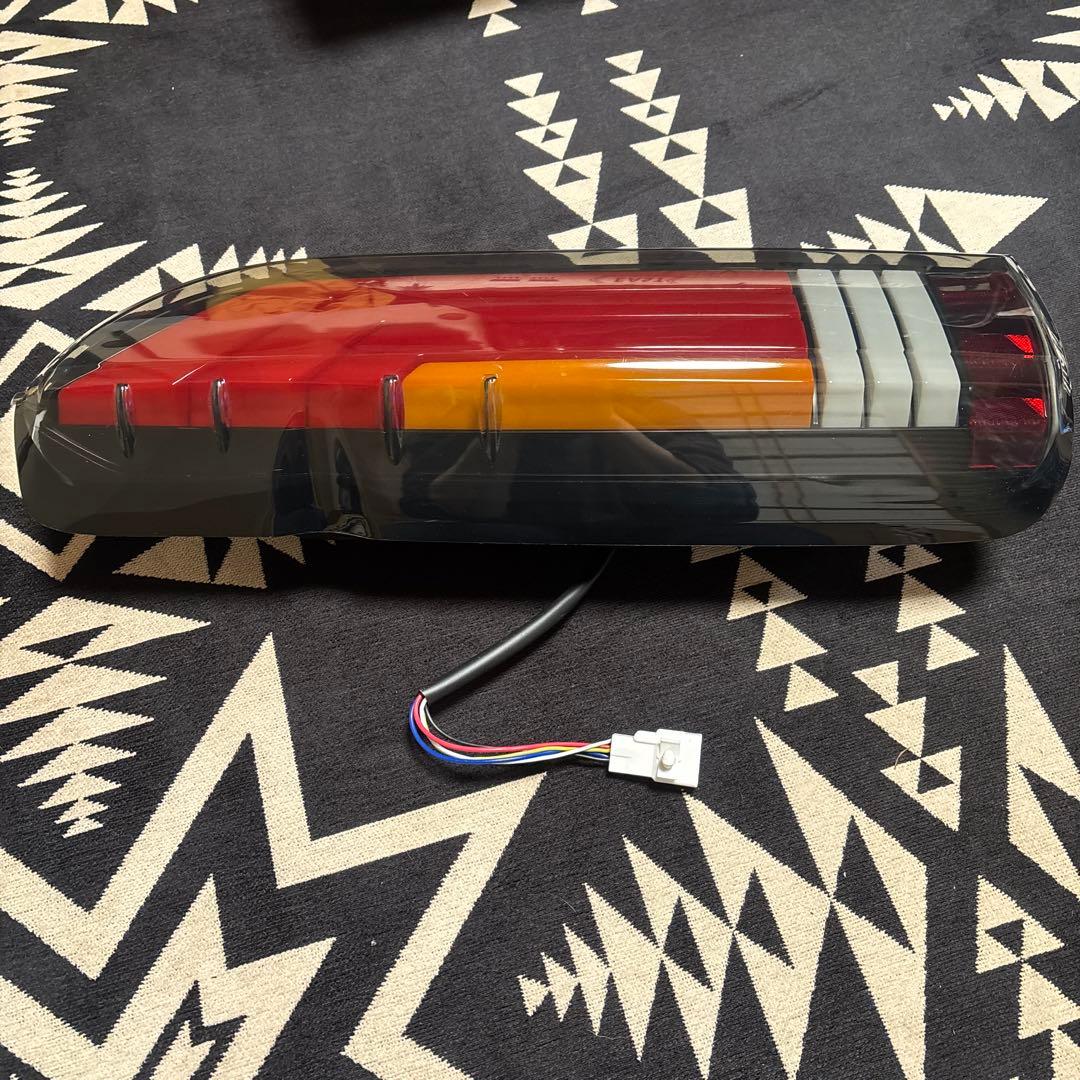 ハイエース 200系　テールランプ LED HELIOS ヘリオス　左右セット