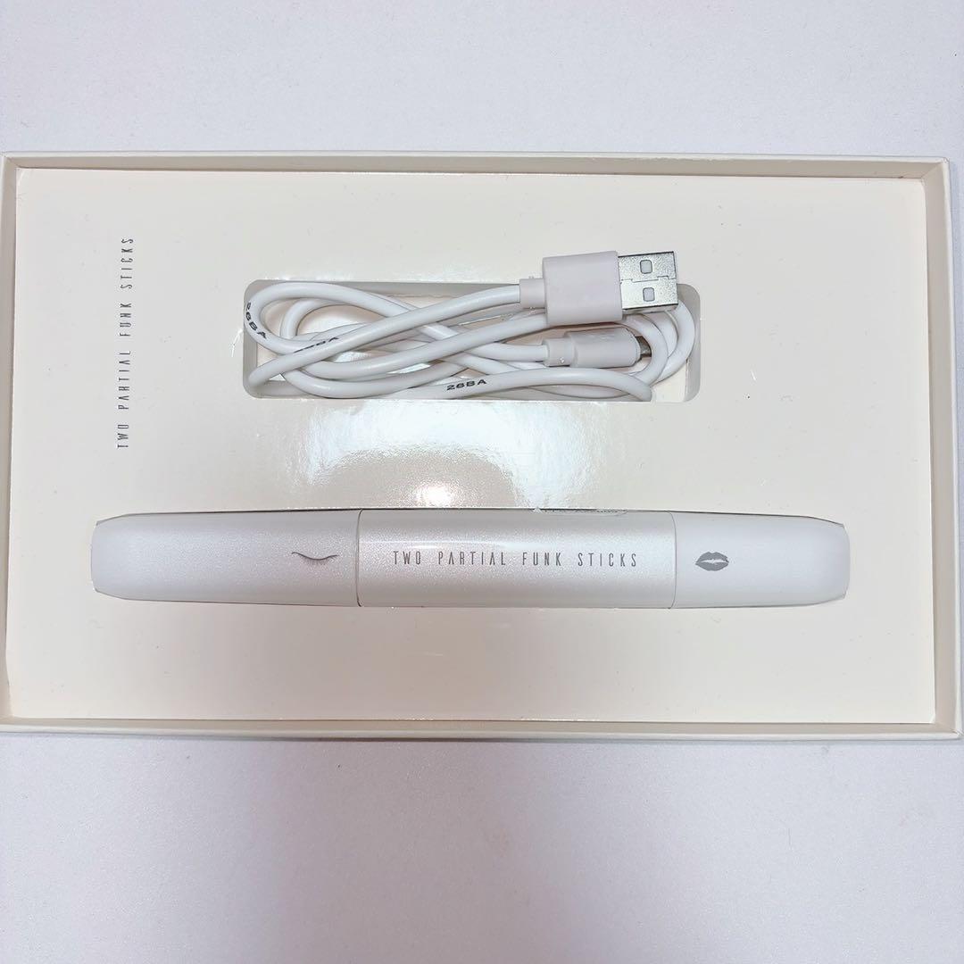 TWO PARTIAL FUNK STICKS ホットビューラー リップケア