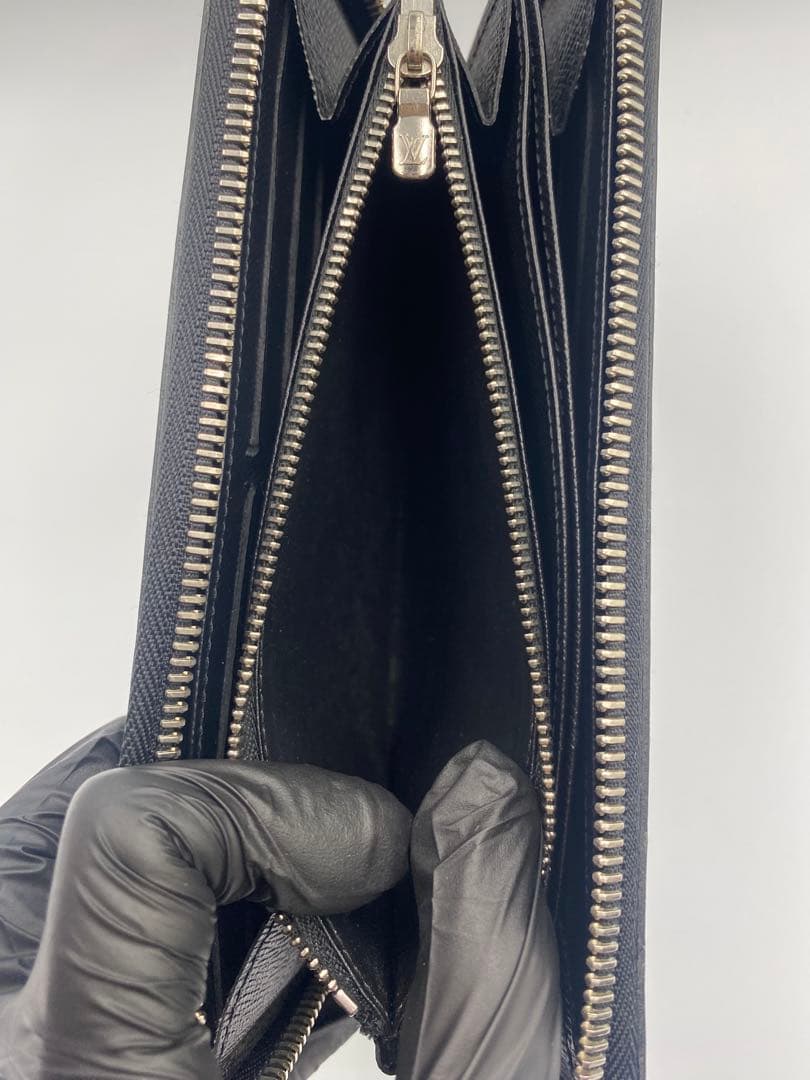 ゴッド【Louis Vuittonエピ　ラウンドファスナー　ブラック