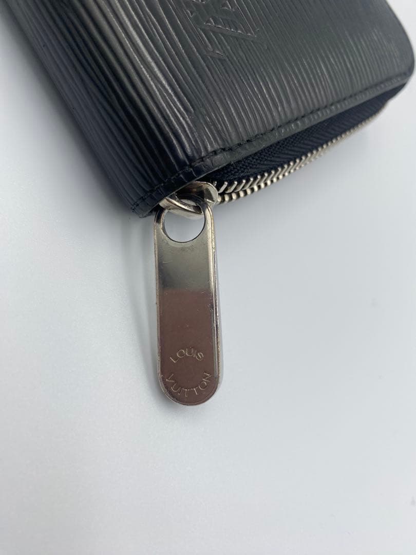 ゴッド【Louis Vuittonエピ　ラウンドファスナー　ブラック