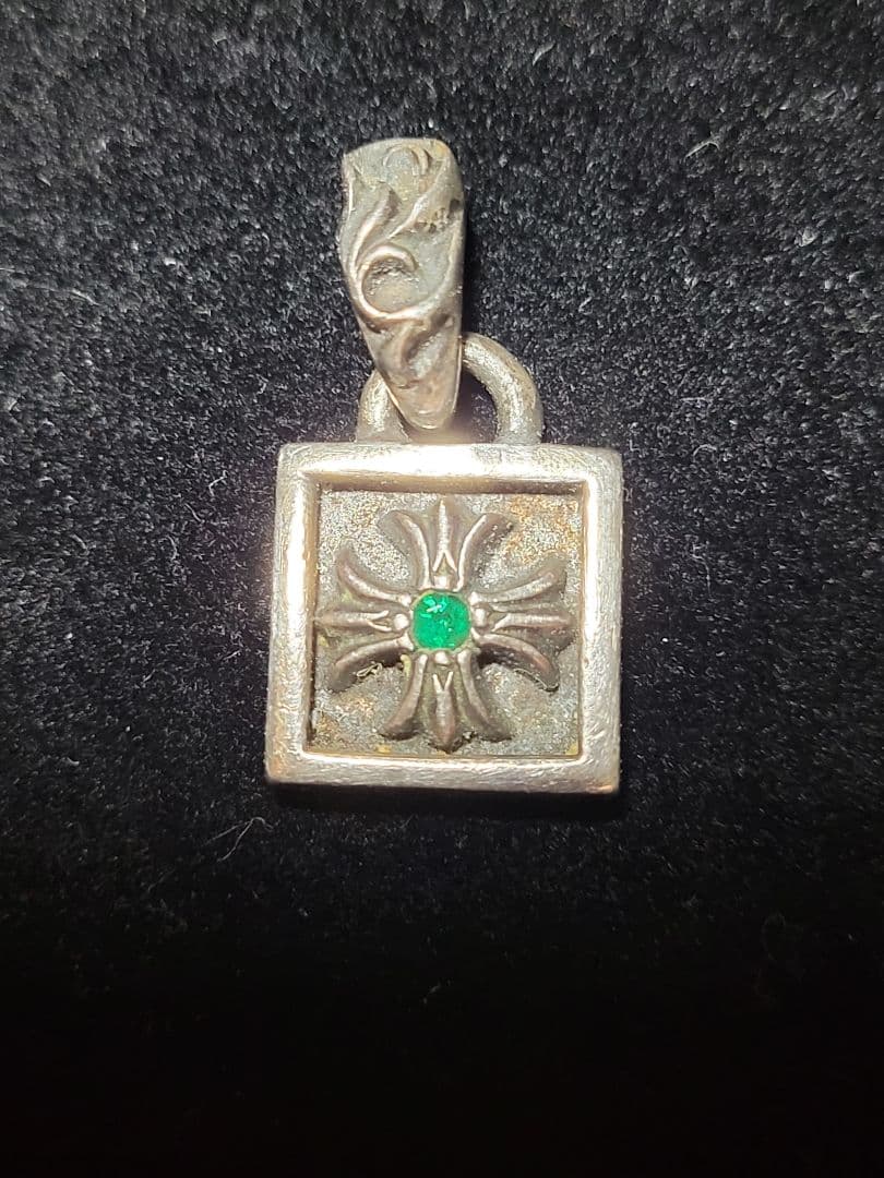 クロムハーツ フレームドチャーム 　エメラルド